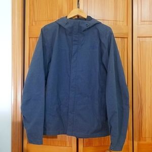 Mens Northface rain jacket with hood. Size large.